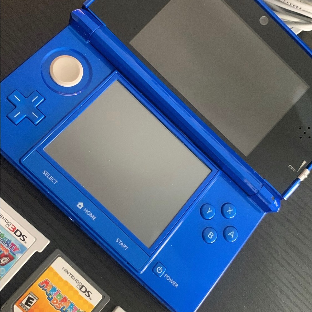 Used great condition cobalt blue 3DS includes 7 games and Hello Kitty case.